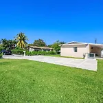 3 Bedroom Smart Home, Close To Airport, Fast Wifi, Patio, Grill & Free Private Parking