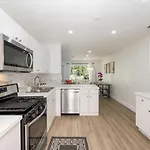 3 Bedroom Smart Home, Close To Airport, Fast Wifi, Patio, Grill & Free Private Parking