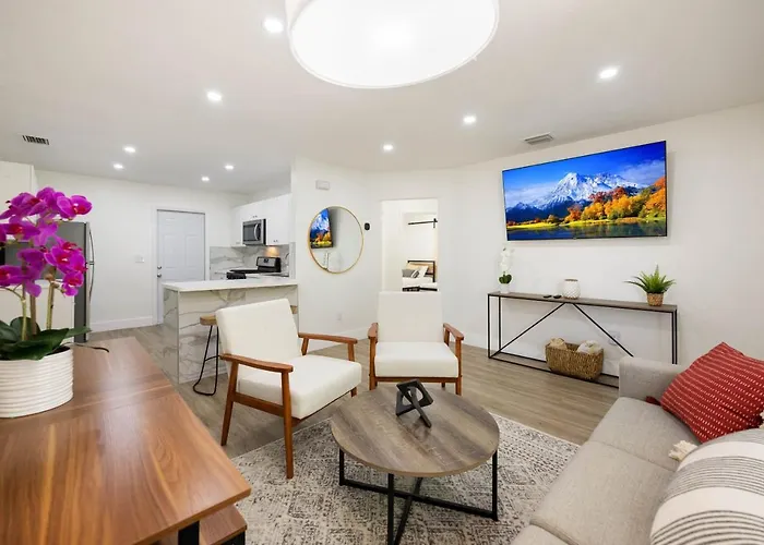 3 Bedroom Smart Home, Close To Airport, Fast Wifi, Patio, Grill & Free Private Parking