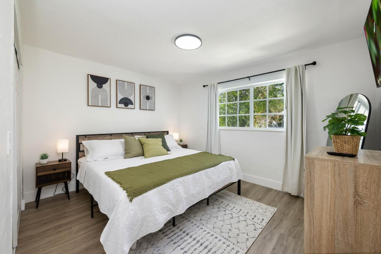 3 Bedroom Smart Home, Close To Airport, Fast Wifi, Patio, Grill & Free Private Parking