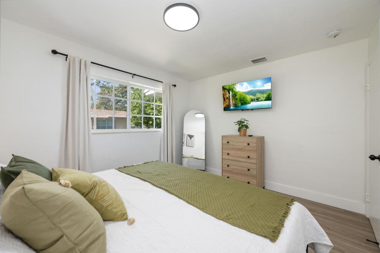 Сasa de vacaciones 3 Bedroom Smart Home, Close To Airport, Fast Wifi, Patio, Grill & Free Private Parking