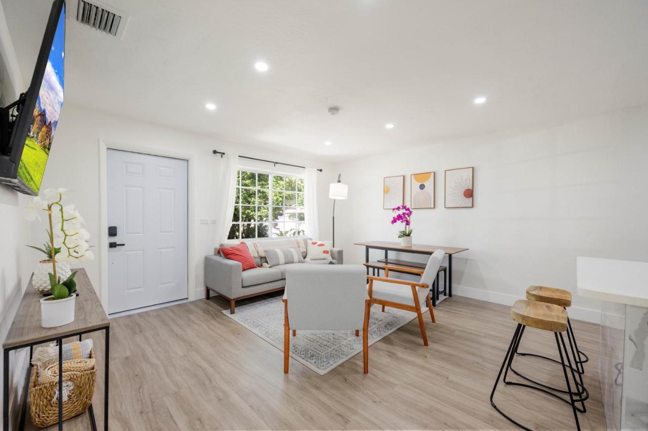 3 Bedroom Smart Home, Close To Airport, Fast Wifi, Patio, Grill & Free Private Parking *